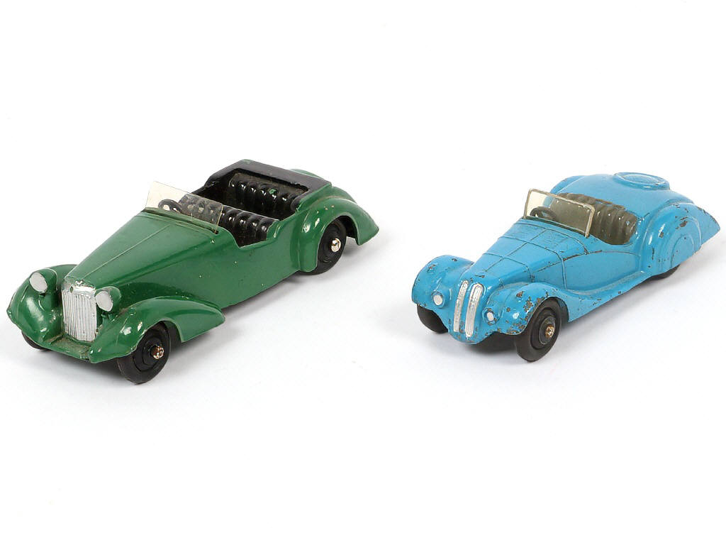 Lot 214 - DINKY TOYS (GB) (2)