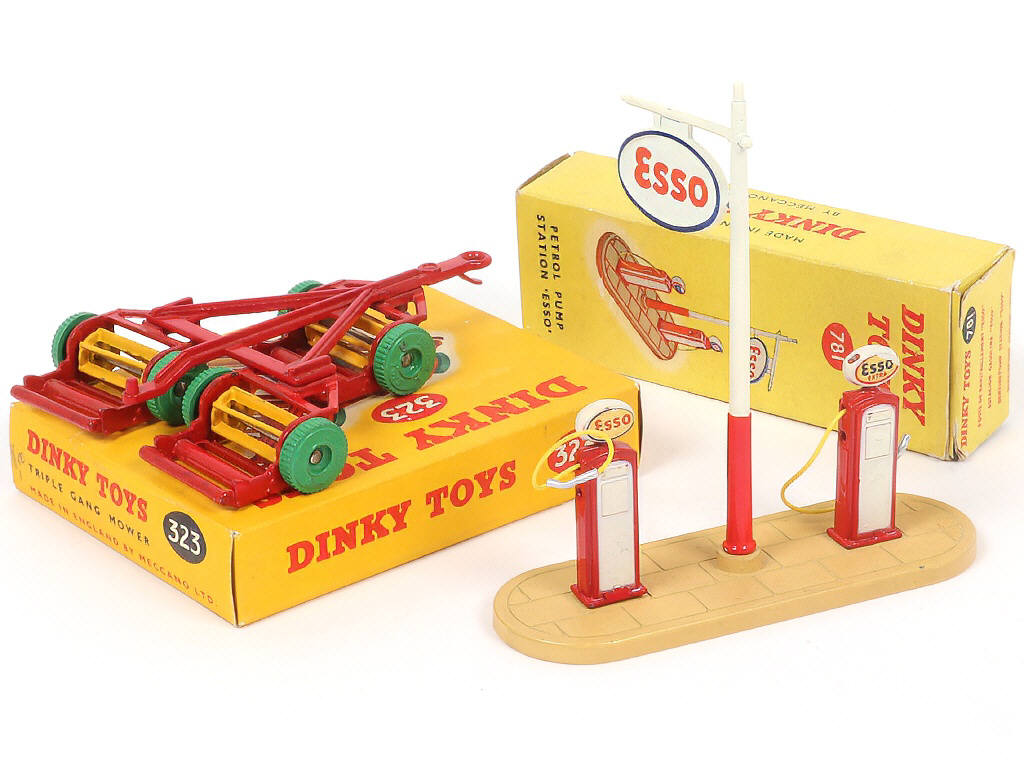 Lot 232 - DINKY TOYS (GB) (2)