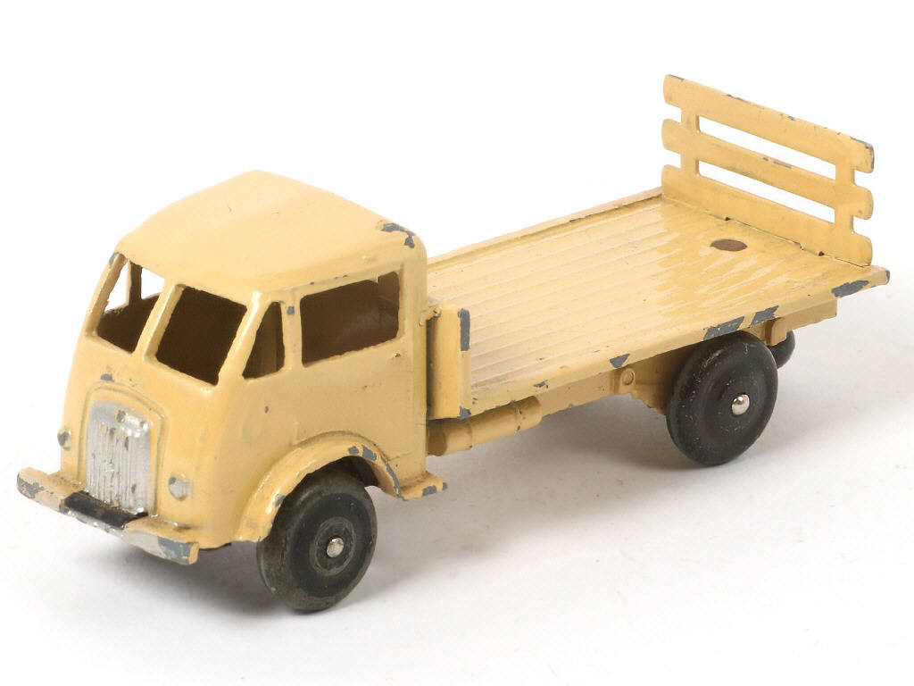 Lot 459 - DINKY TOYS (FRANCE) (1)