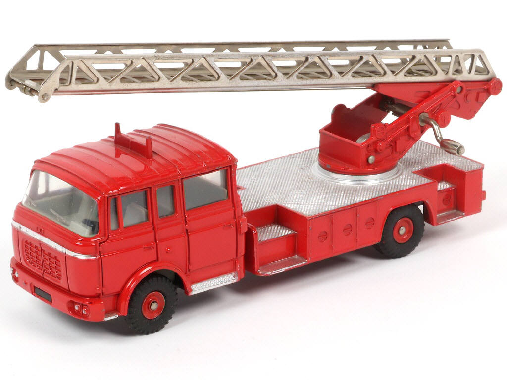 Lot 465 - DINKY TOYS (FRANCE) (1)