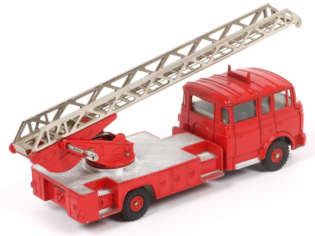 Lot 465 - DINKY TOYS (FRANCE) (1)