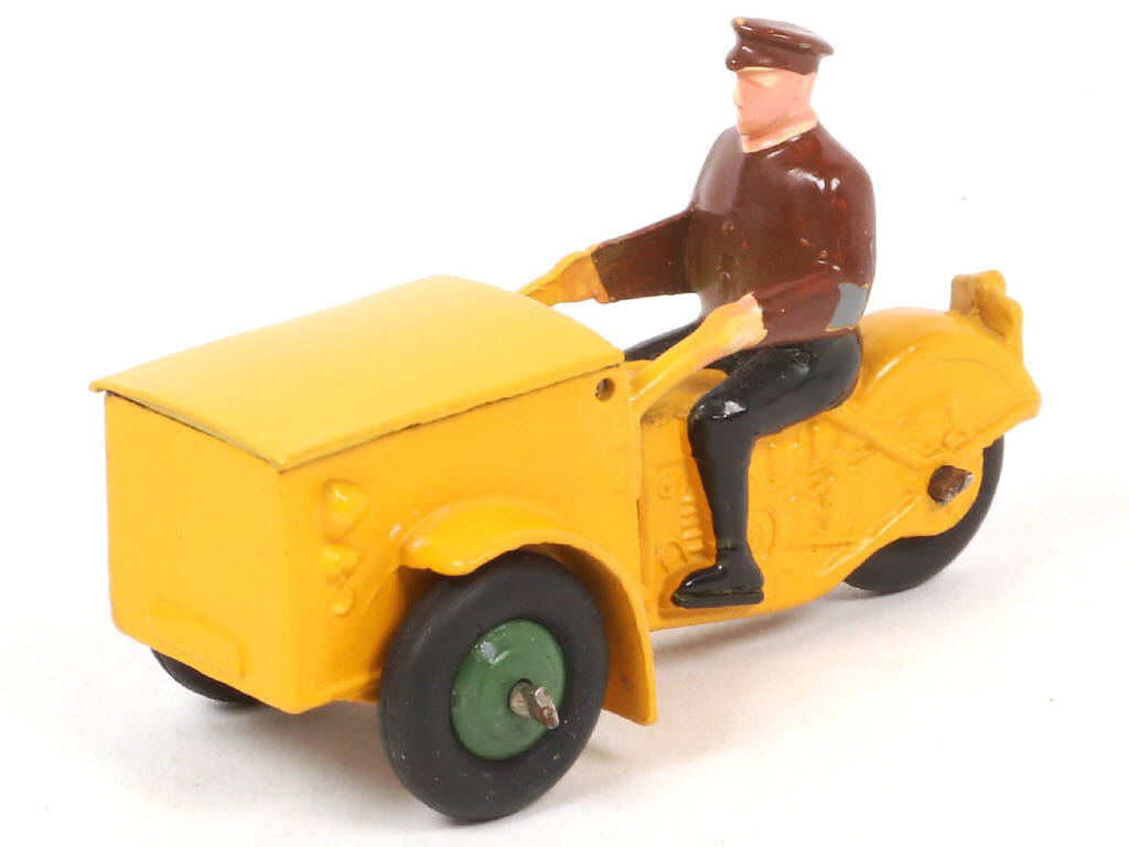 Lot 320 - DINKY TOYS (FRANCE) (1)