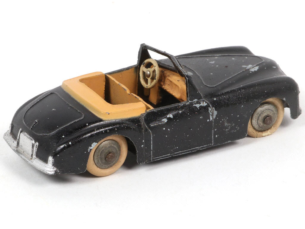 Lot 330 - DINKY TOYS (FRANCE) (1)