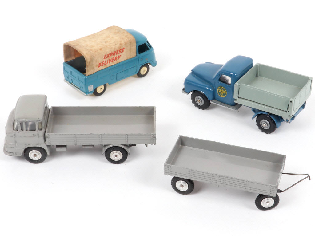 Lot 131 - DIVERS (4)