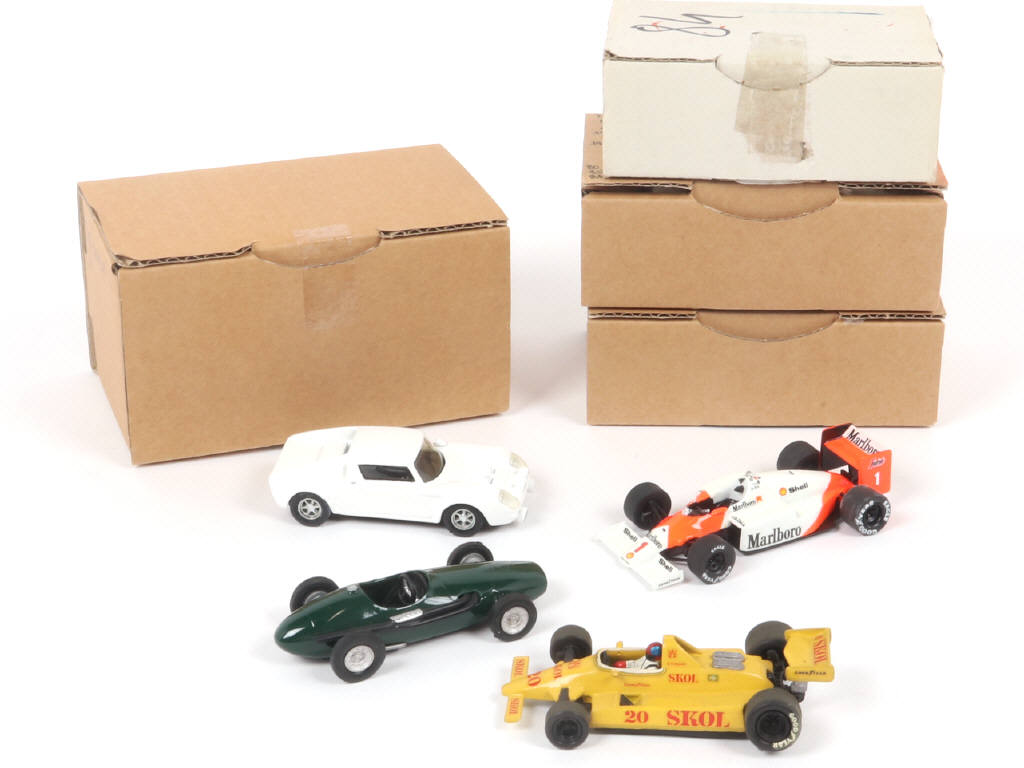 Lot 129 - DIVERS (4)