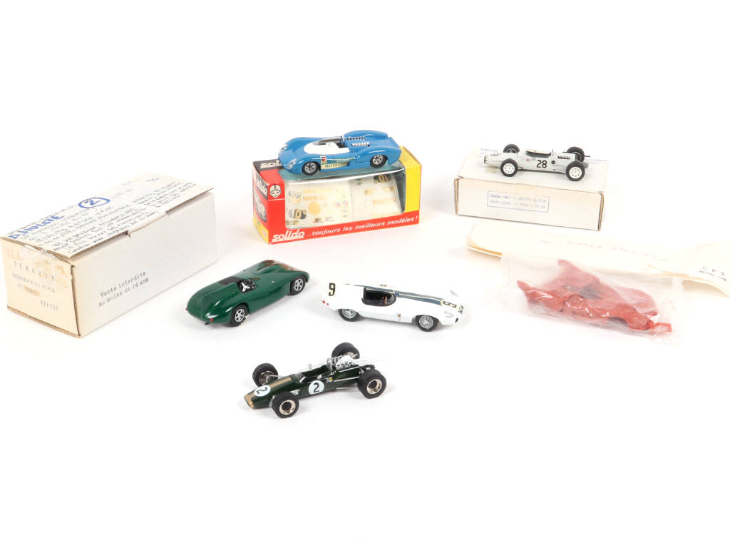 Lot 136 - DIVERS (6)