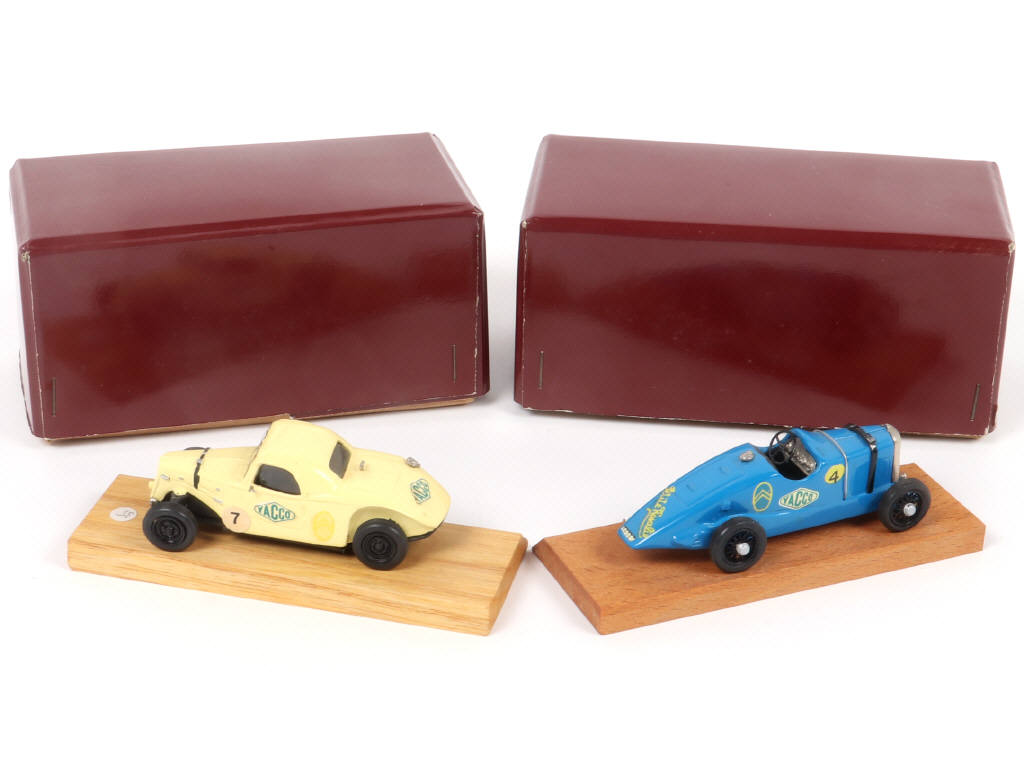 Lot 122 - DIVERS (2)