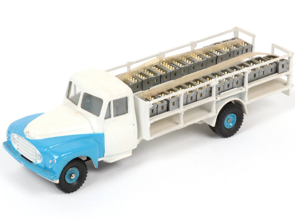 Lot 317 - DINKY TOYS (FRANCE) (1)