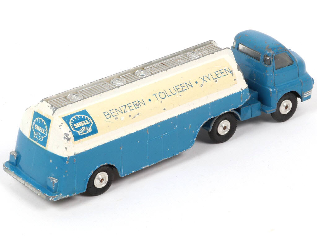Lot 128 - CORGI TOYS (GB) (1)