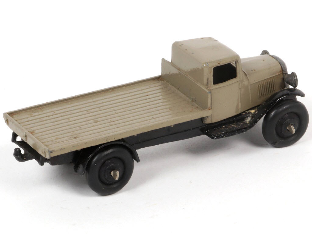 Lot 203 - DINKY TOYS (GB) (1)