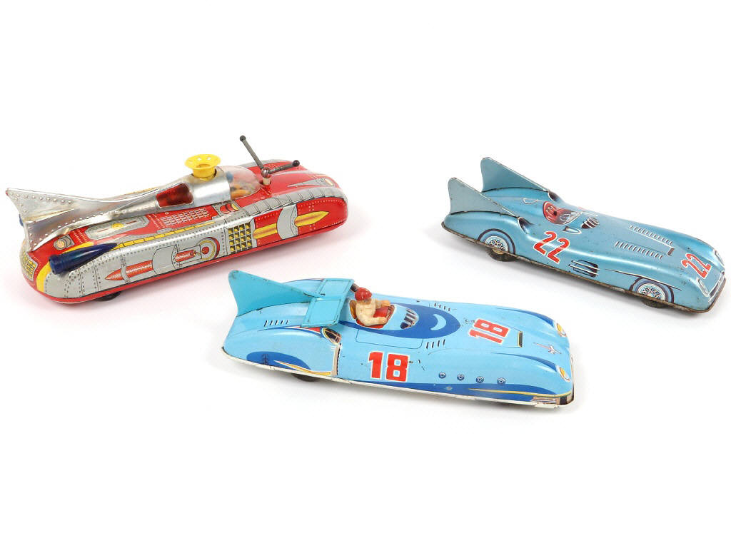 Lot 108 - DIVERS (3)