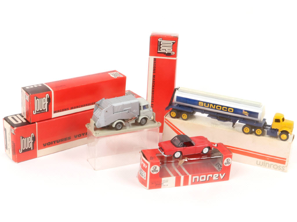 Lot 132 - DIVERS (6)