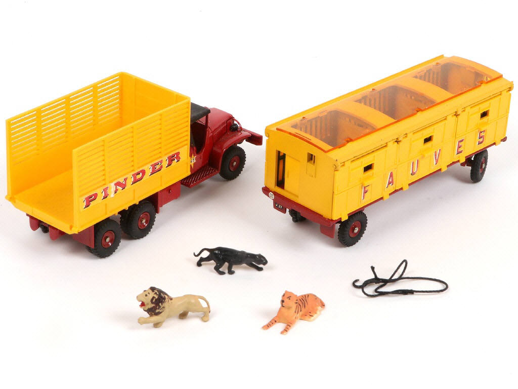 Lot 262 - DINKY TOYS (FRANCE) (1)