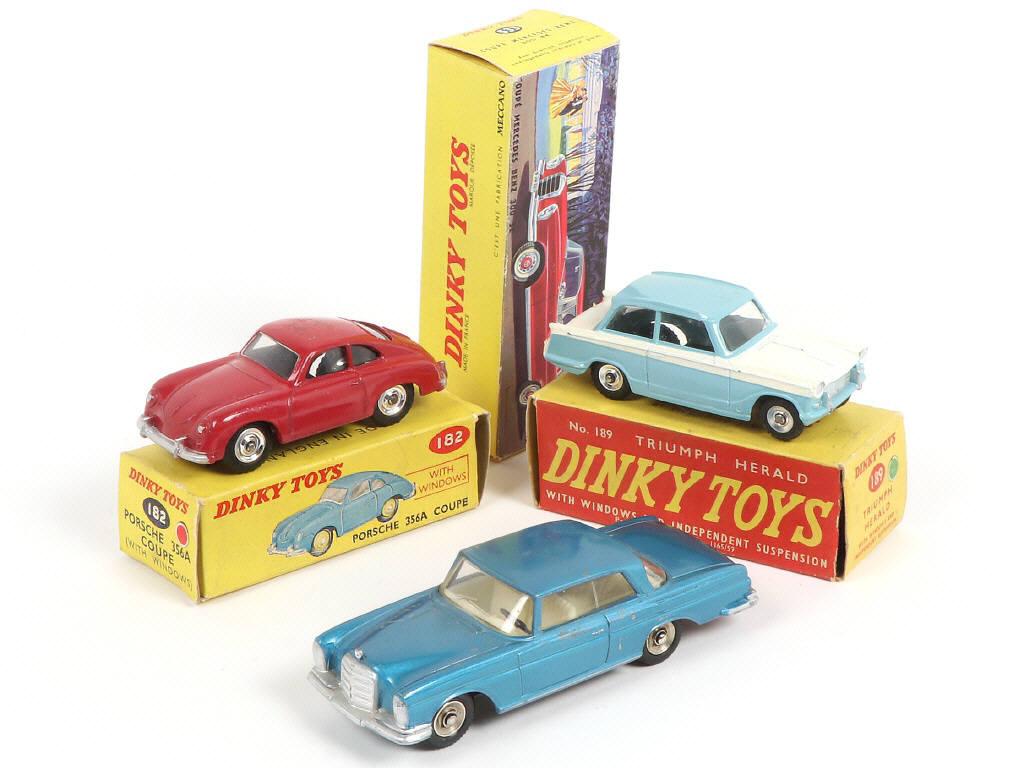 Lot 254 - DINKY TOYS (GB) (3)