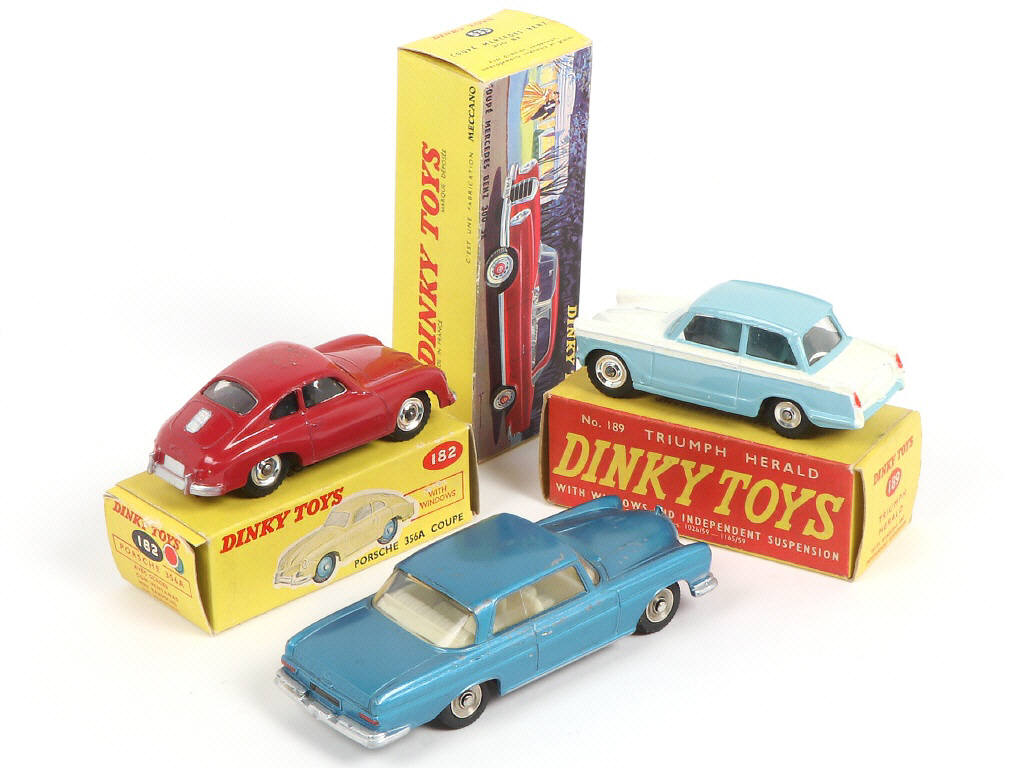 Lot 254 - DINKY TOYS (GB) (3)