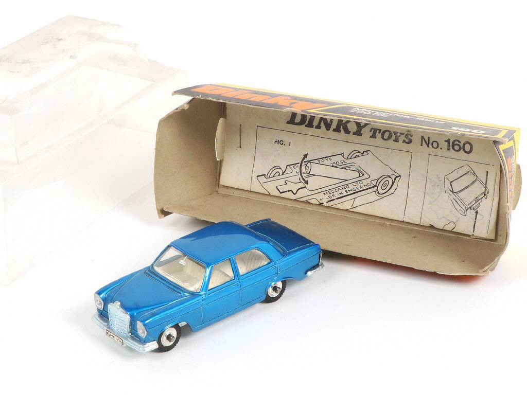 Lot 241 - DINKY TOYS (GB) (1)