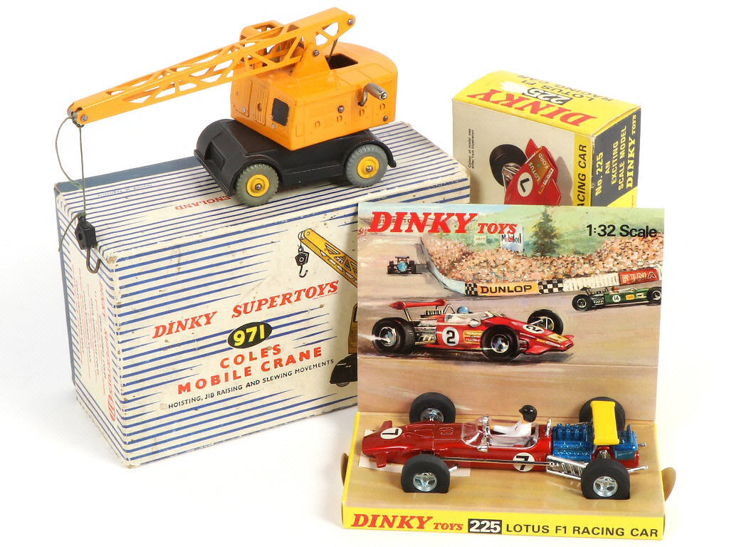 Lot 190 - DINKY TOYS (GB) (2)