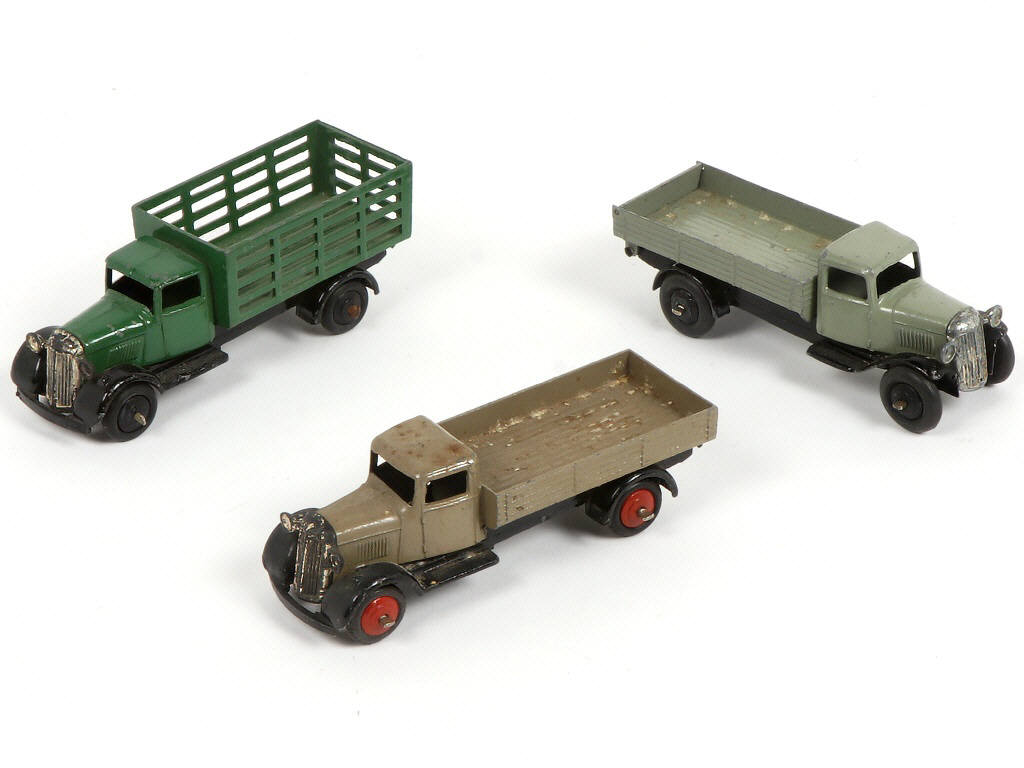 Lot 194 - DINKY TOYS (GB) (3)