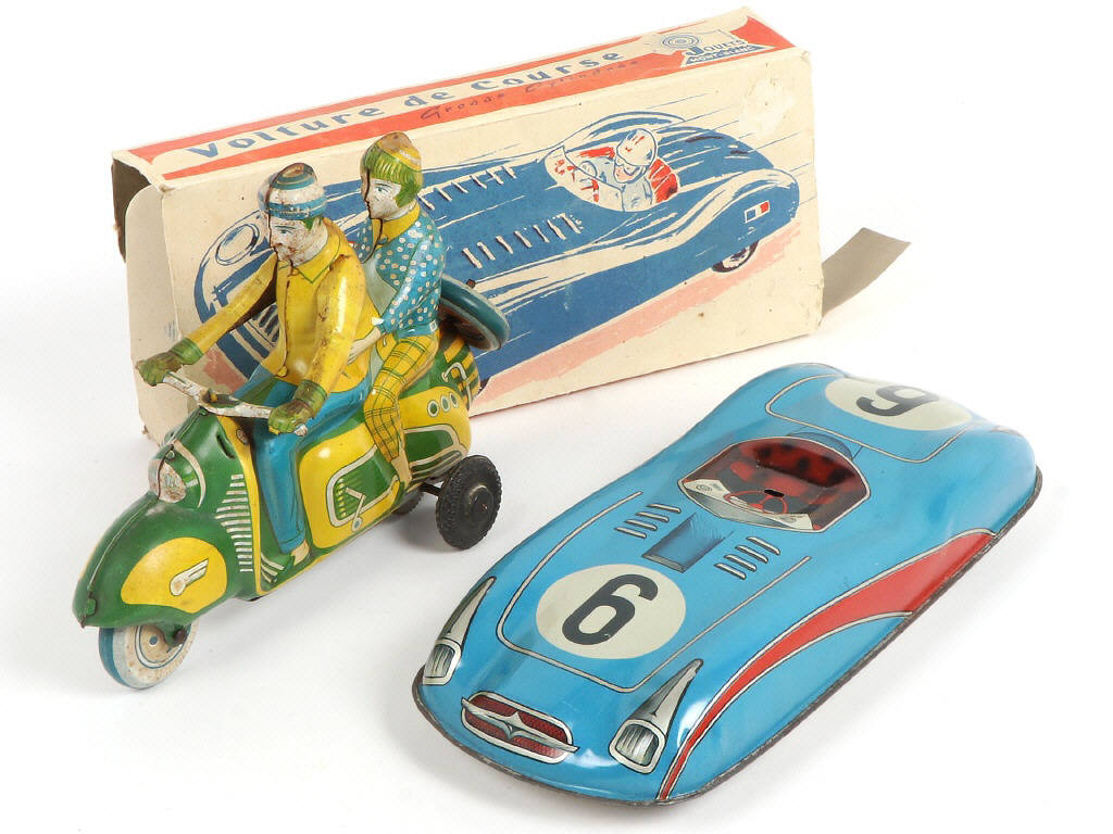 Lot 11 - DIVERS (2)