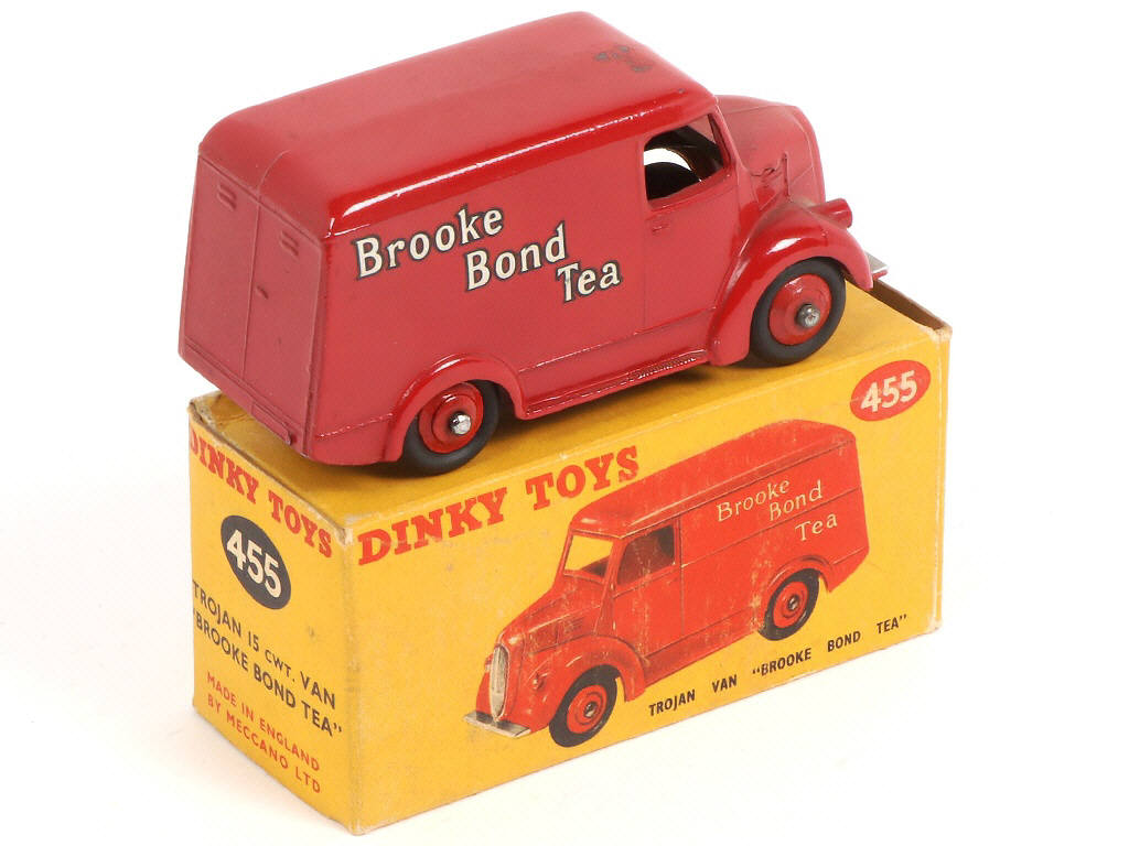 Lot 305 - DINKY TOYS (GB) (1)