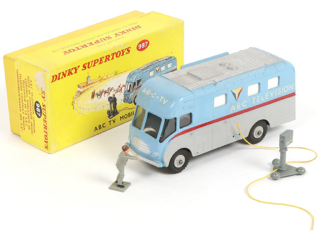 Lot 326 - DINKY TOYS (GB) (1)