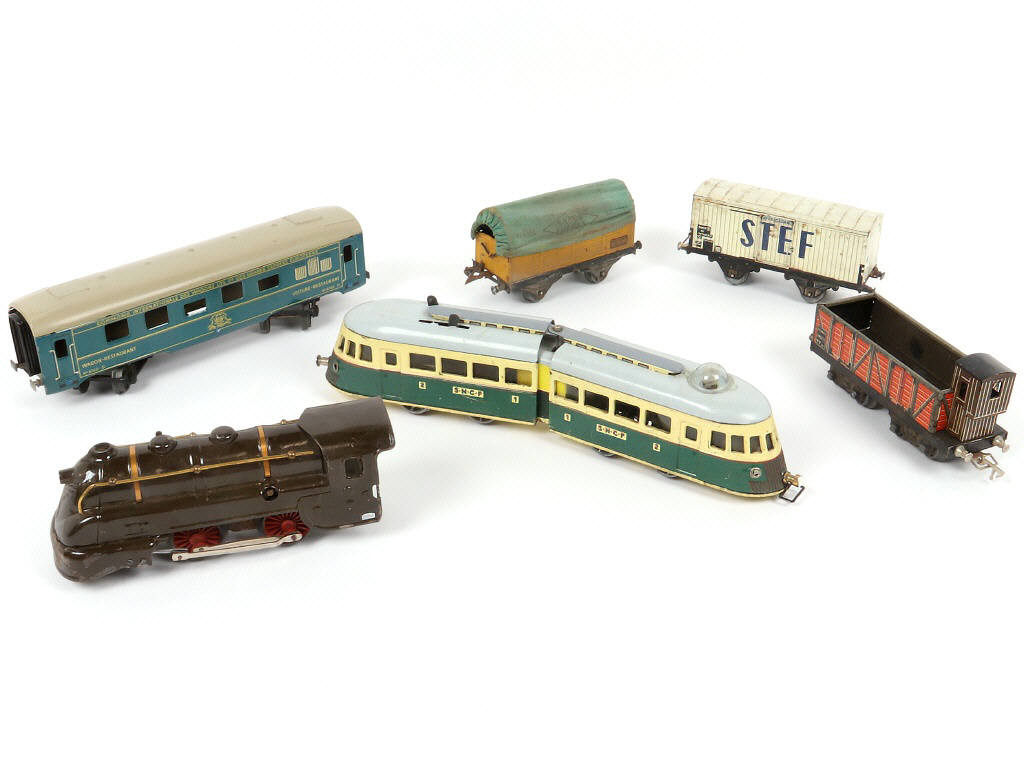 Lot 21 - DIVERS (6)