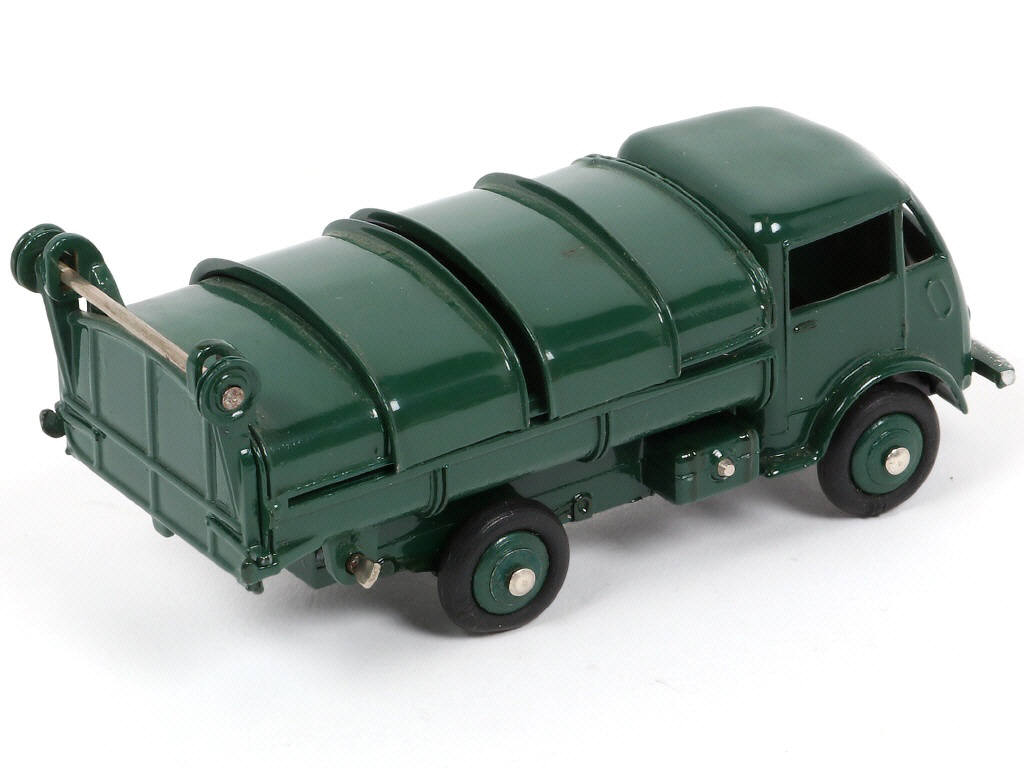 Lot 277 - DINKY TOYS (FRANCE) (1)