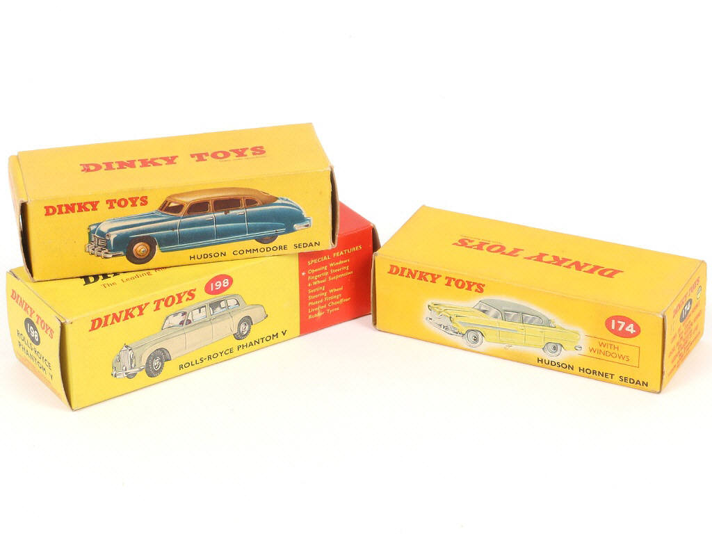 Lot 226 - DINKY TOYS (GB) (3)
