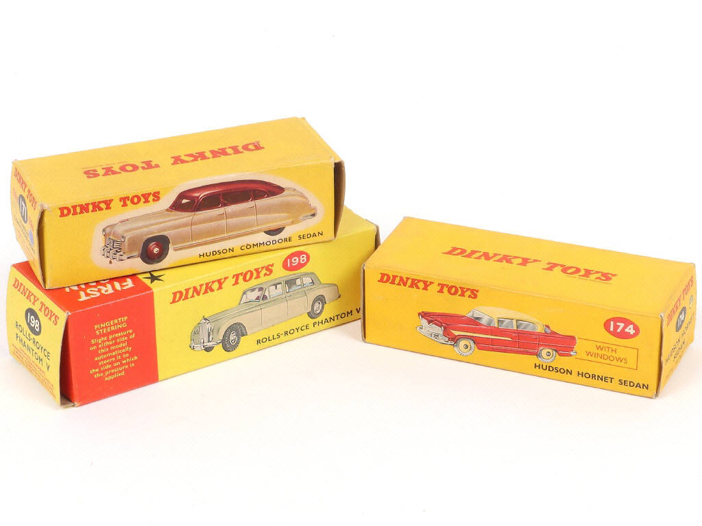 Lot 226 - DINKY TOYS (GB) (3)