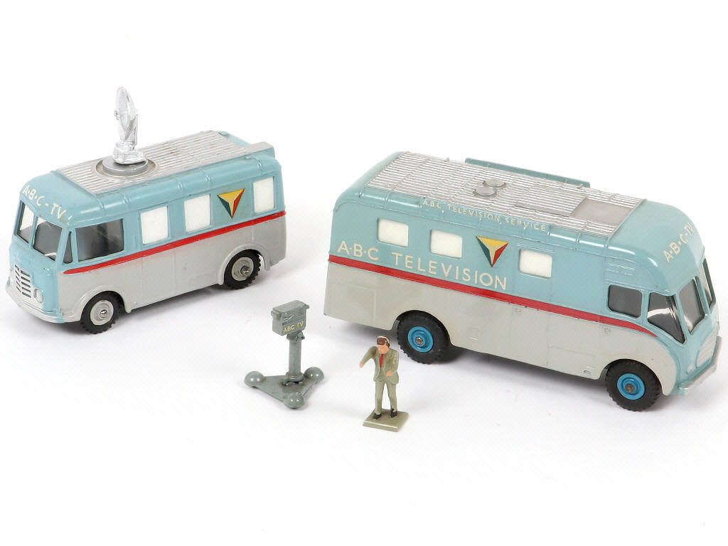 Lot 312 - DINKY TOYS (GB) (2)