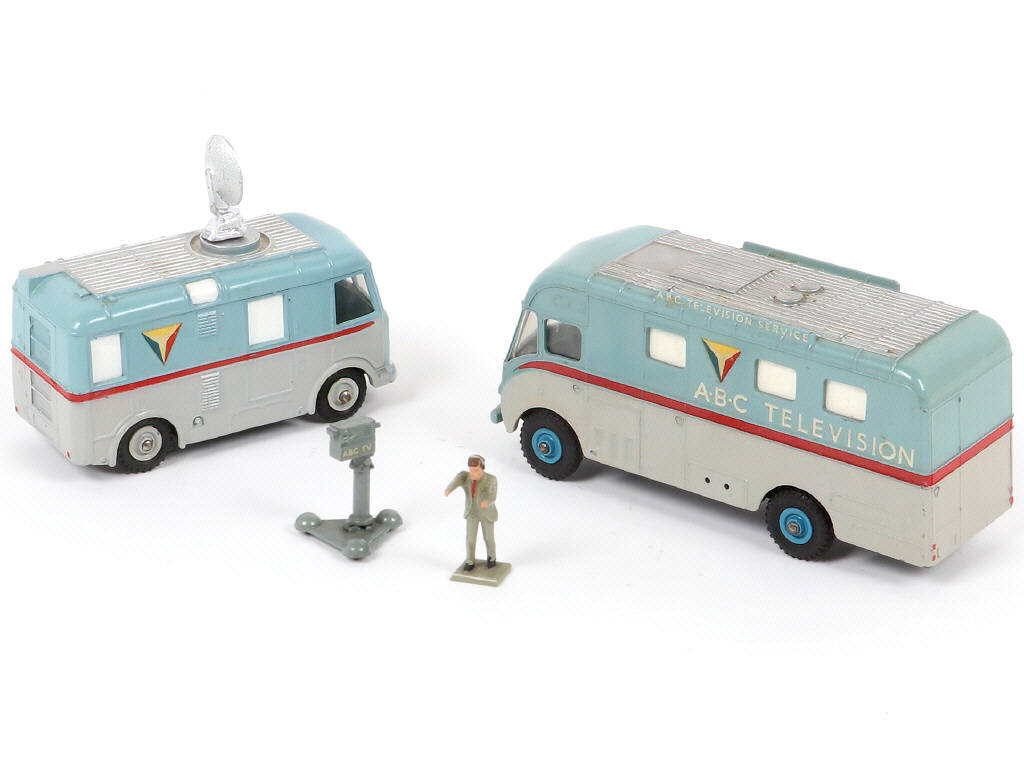 Lot 312 - DINKY TOYS (GB) (2)