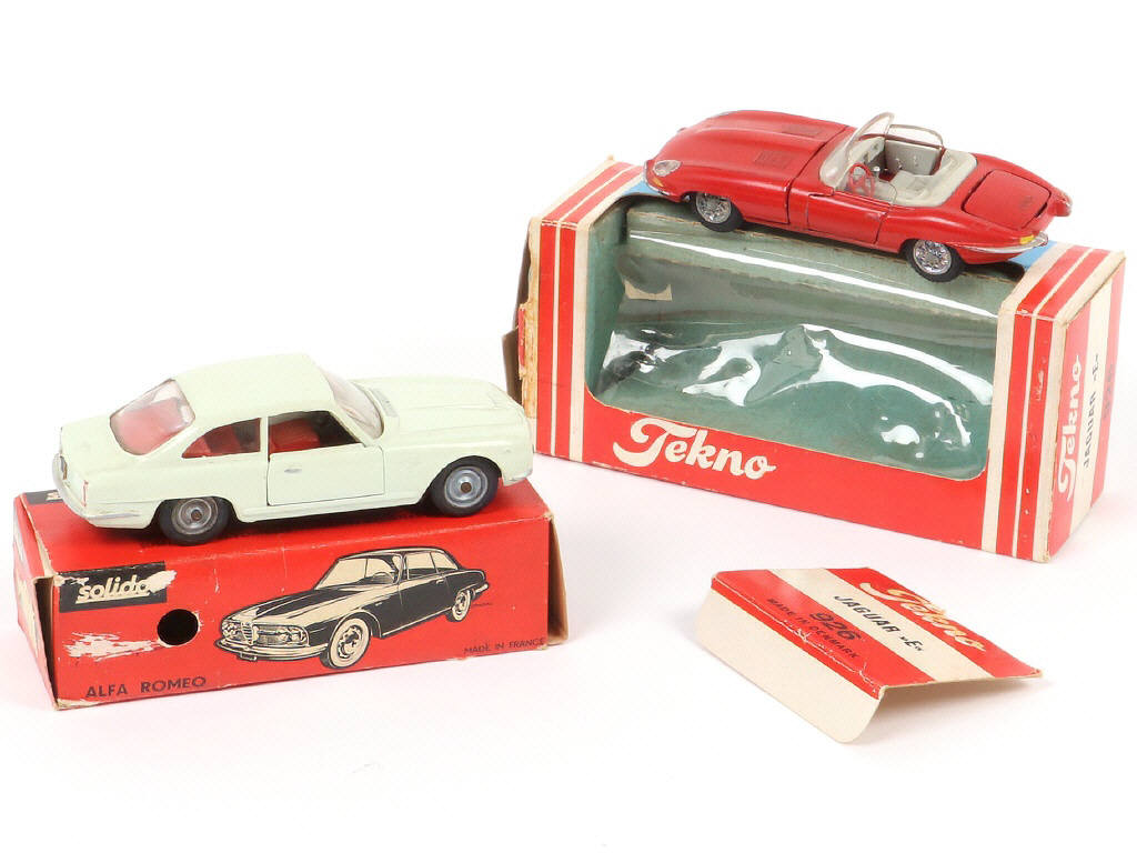 Lot 61 - DIVERS (2)