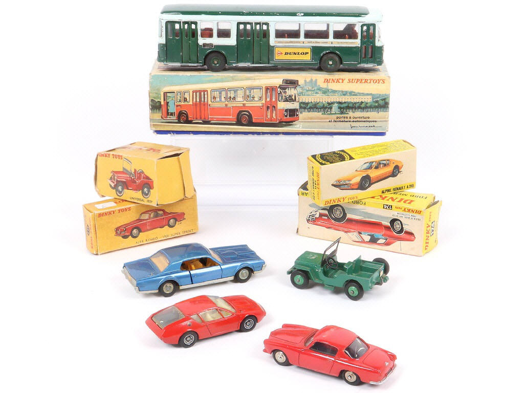 Lot 354 - DINKY TOYS (5)