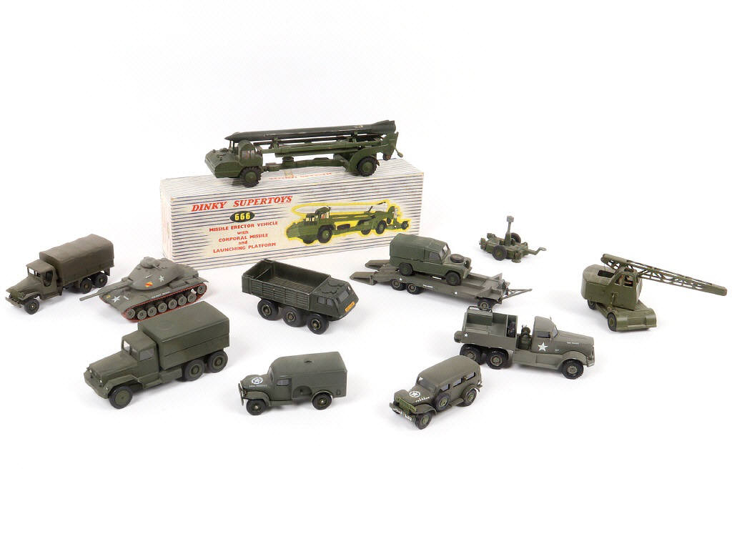 Lot 76 - DIVERS (12)