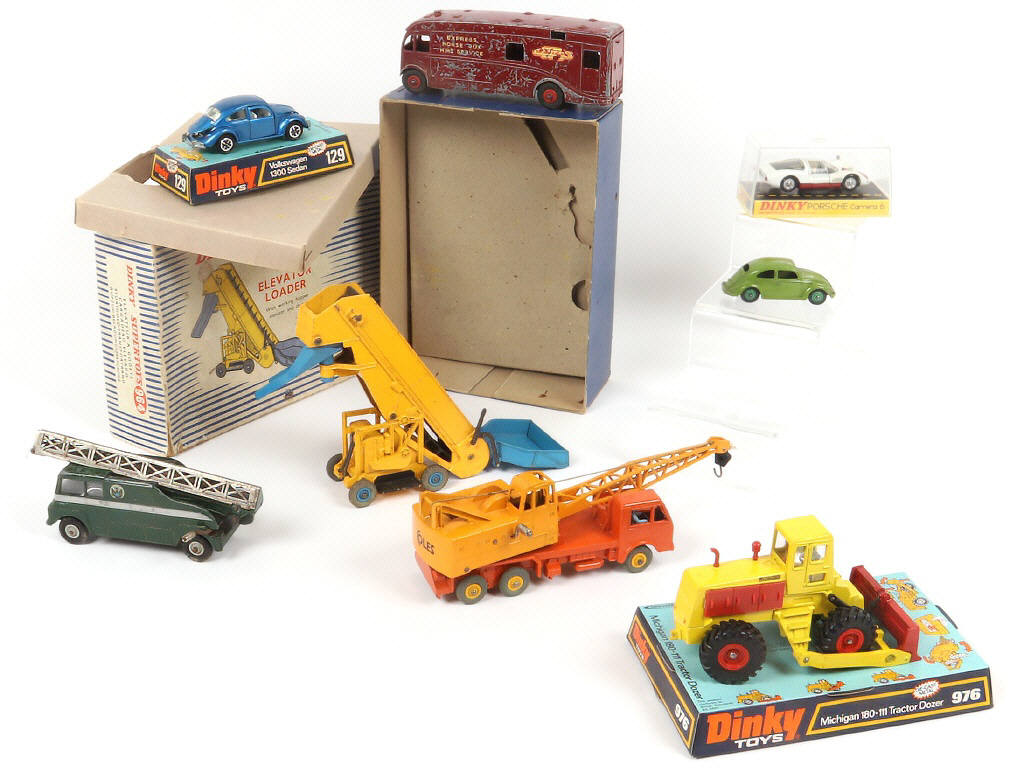 Lot 357 - DINKY TOYS (8)