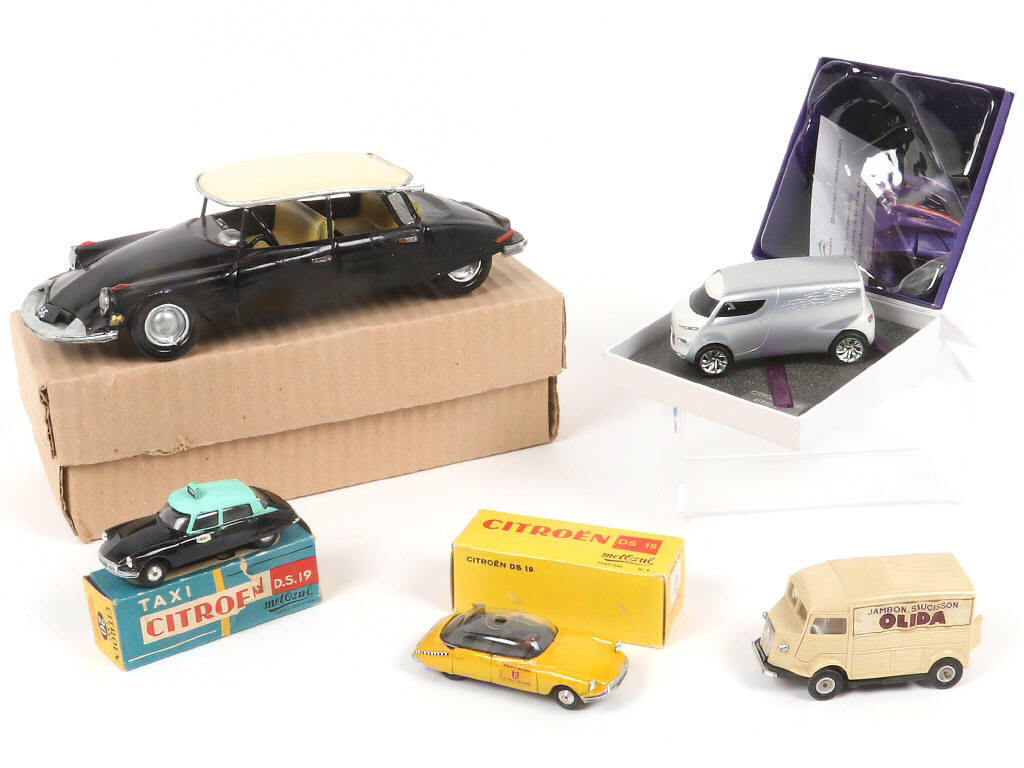 Lot 50 - DIVERS (5)
