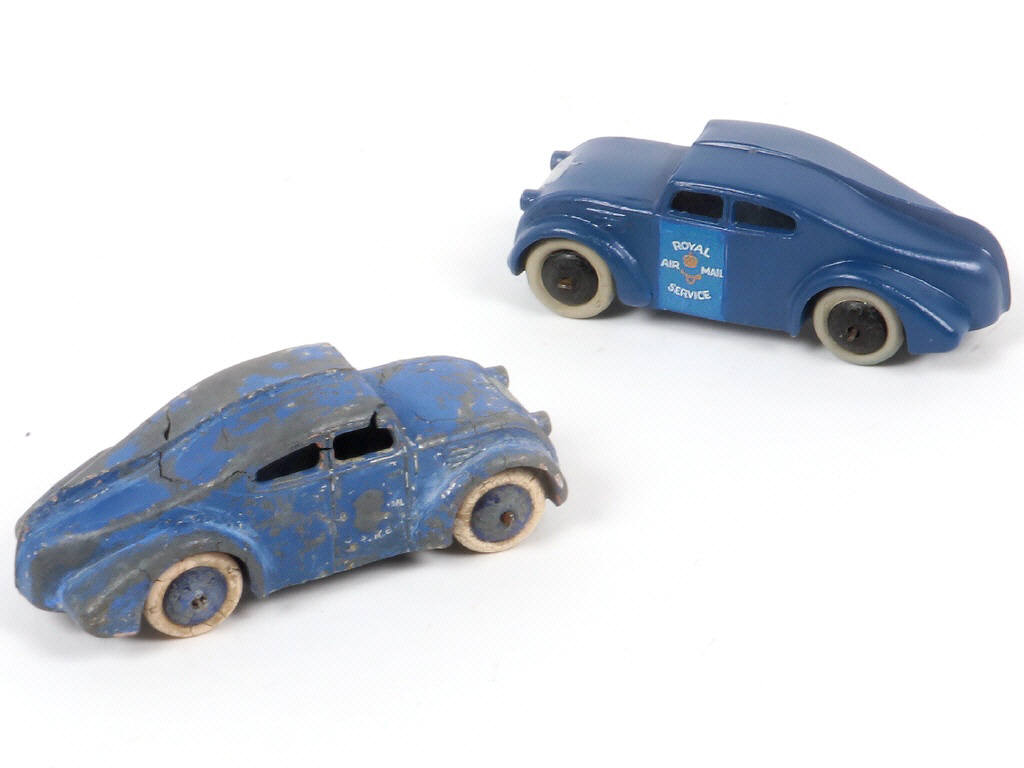 Lot 335 - DINKY TOYS (GB) (2)