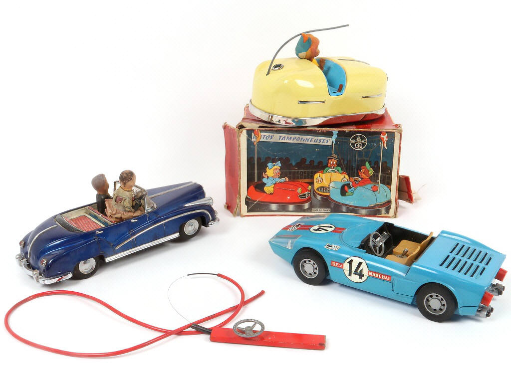 Lot 37 - DIVERS (3)