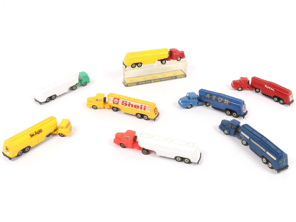 Lot 57 - DIVERS (8)