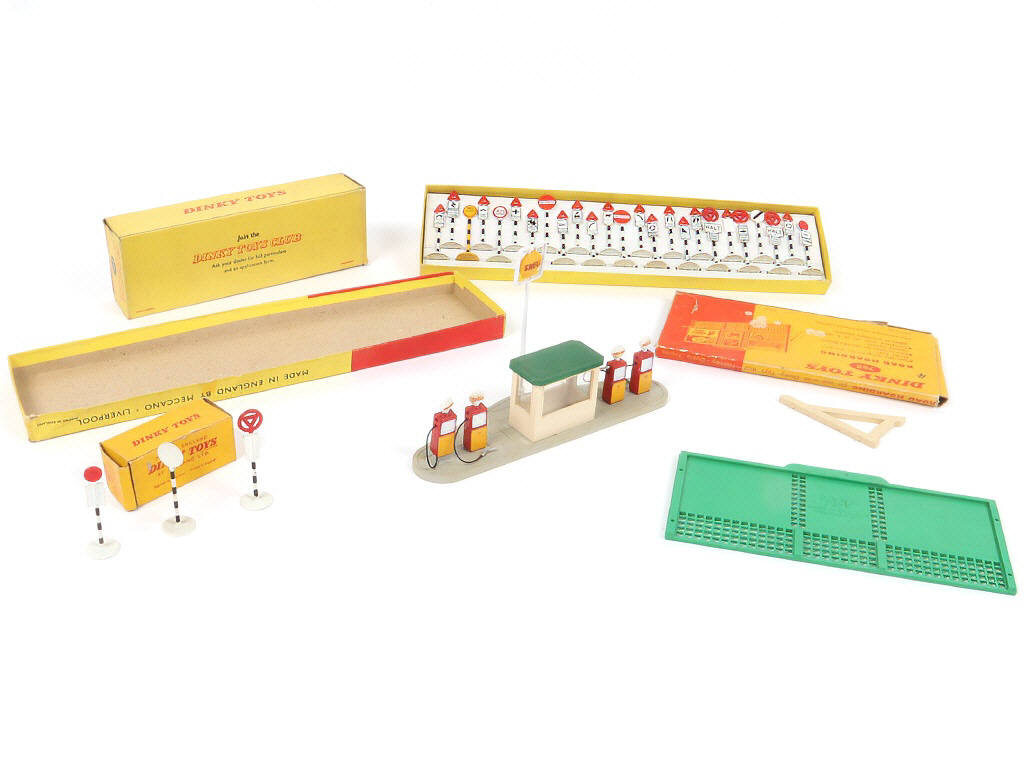 Lot 340 - DINKY TOYS (GB) (4)