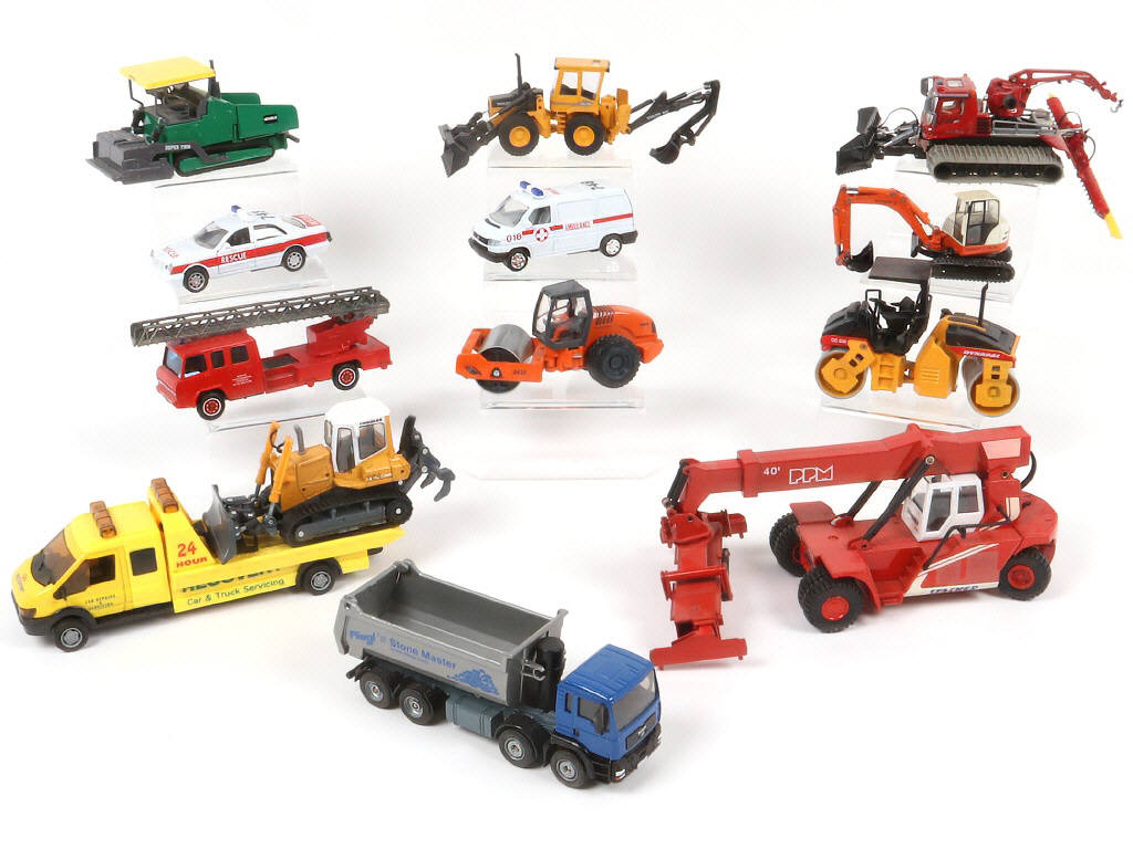 Lot 73 - DIVERS (13)