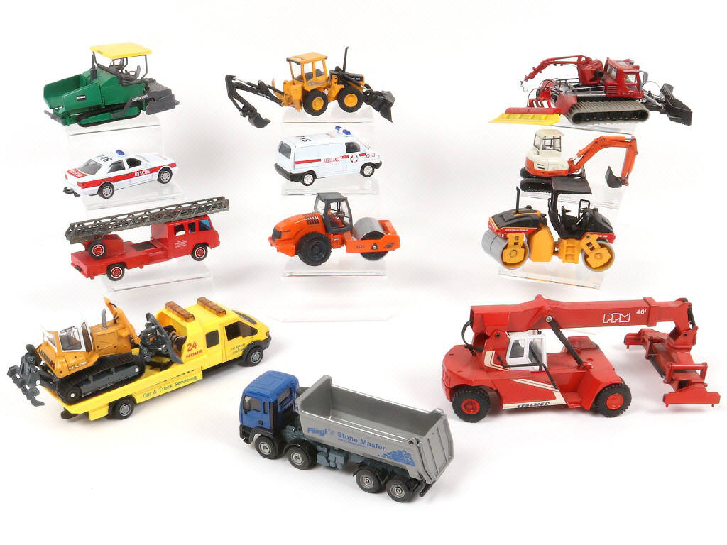 Lot 73 - DIVERS (13)