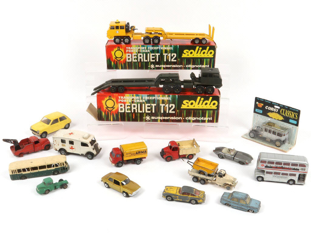 Lot 109 - DIVERS (17)