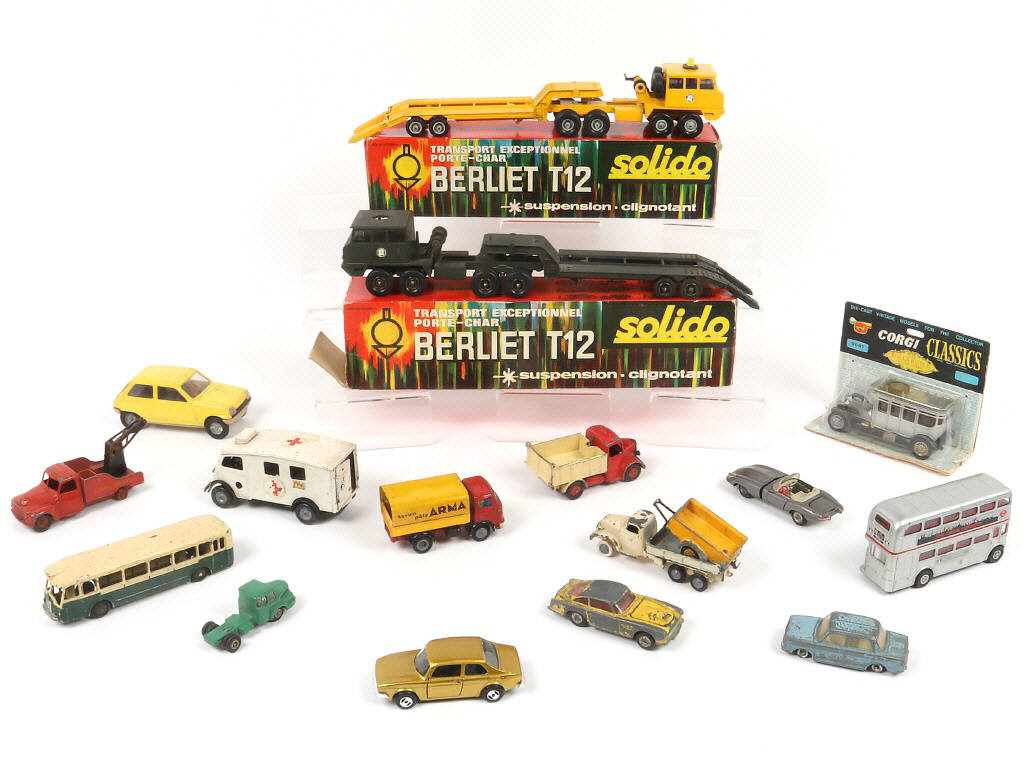 Lot 109 - DIVERS (17)