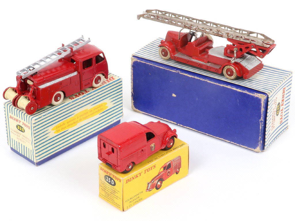 Lot 297 - DINKY TOYS (FRANCE) (3)