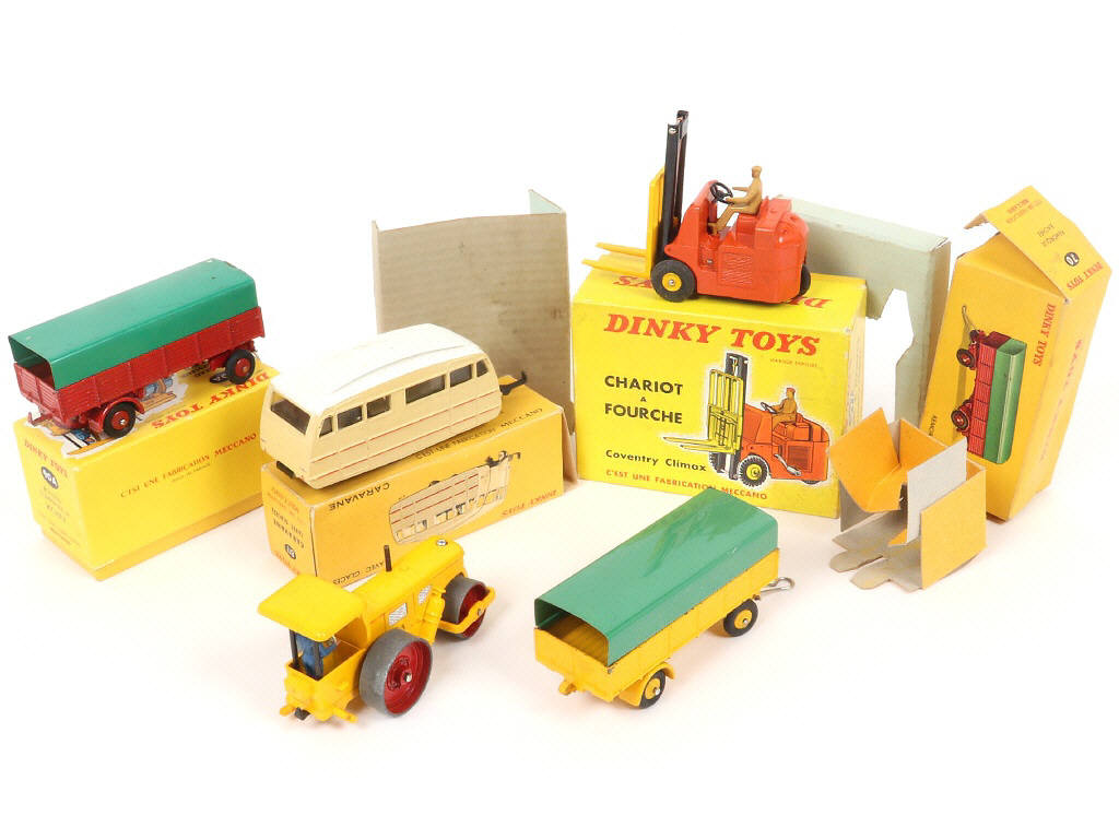 Lot 305 - DINKY TOYS (FRANCE) (5)