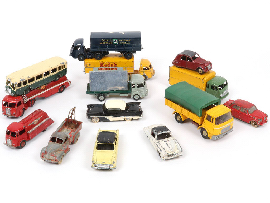 Lot 306 - DINKY TOYS (FRANCE) (14)