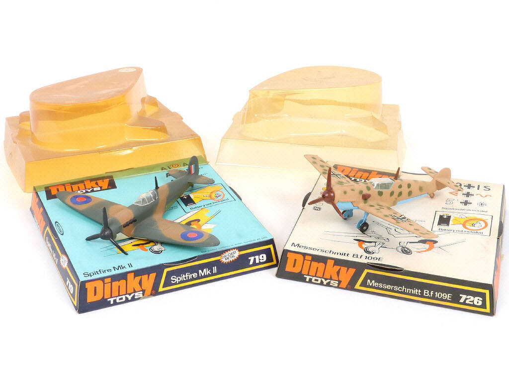 Lot 226 - DINKY TOYS (GB) (2)