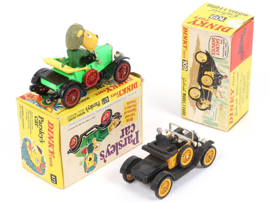 Lot 231 - DINKY TOYS (GB) (2)
