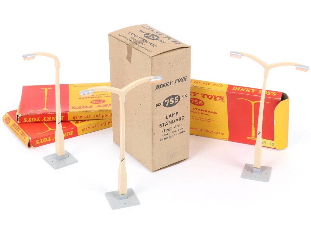 Lot 233 - DINKY TOYS (GB) (4)